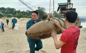 Lặn bắt cá trên sông Lam, đụng phải bom nặng 340kg