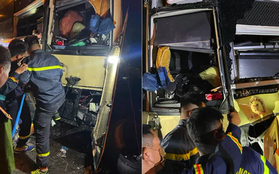 Xe khách tông xe bồn, tài xế tử vong kẹt trong cabin, 19 người bị thương