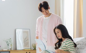 Ông xã Kim Tae Hee dùng ánh mắt ngọt ngào nhìn bà xã khiến công chúng ghen tị