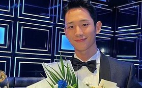 Jung Hae In lên top tìm kiếm vì vài giây mỉm cười tại lễ trao giải