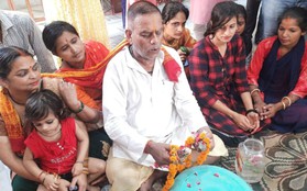 Hạn hán kéo dài, ngôi làng Ấn Độ tổ chức đám cưới cho ếch để cầu mưa