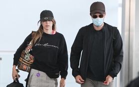 Robert Pattinson và bạn gái lên đồ đồng điệu xuất hiện tại sân bay