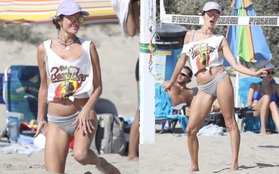 Thiên thần nội y Brazil sexy hết nấc với bikini, vừa chơi bóng chuyền vừa "phiêu" trên bãi biển