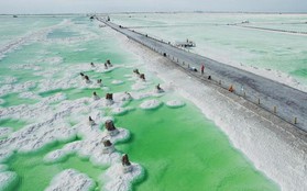 Hồ nước kỳ lạ ở Trung Quốc: Nơi muối kết tinh thành đá quý, máy bay có thể hạ cánh, tàu hỏa có thể đi qua
