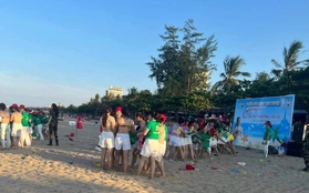 Phạt hành chính đơn vị tổ chức cho nhóm người cởi áo ngực để chơi team building trên bãi biển