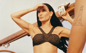 Minh tinh Demi Moore tự tin khoe dáng với bikini ở tuổi 60
