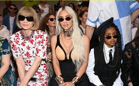 Kim Kardashian và con gái đeo khuyên mũi lạ mắt dự show thời trang
