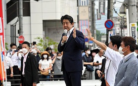 Viên đạn bắn cựu Thủ tướng Abe Shinzo "xuyên trúng tim"
