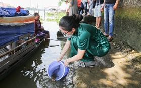 Hàng trăm người dân TP.HCM đến chùa thả cá phóng sinh ngày Vu Lan báo hiếu