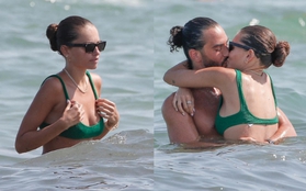 "Cô gái đẹp nhất thế giới" gợi cảm khó cưỡng với bikini, ôm hôn bạn trai ngọt ngào trên biển