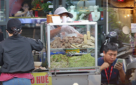 "Nỗi khổ" bất ngờ của dân văn phòng tại khu phố Nhật - Lê Thánh Tôn: "Chúng tôi phải lách quán Nhật như vượt chướng ngại vật, mới đến được nơi thật sự để ăn mỗi trưa"