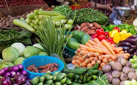 Hai tháng, giá xăng hạ 5 lần, giá rau xanh, thực phẩm vẫn chây ỳ không giảm
