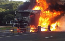 Ô tô tải bốc cháy ngùn ngụt trên quốc lộ 1, đoạn qua địa phận tỉnh Phú Yên