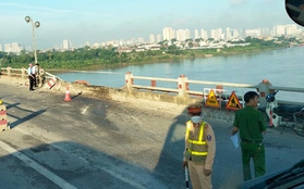 Hà Nội: Xe tải đâm đổ lan can trên cầu Thanh Trì, lao xuống sông
