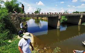 Chở em đi học bằng xe đạp, cháu bé rơi xuống cầu đuối nước tử vong