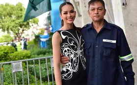 Bố của Hoa hậu Hoàn vũ Thái Lan 2022 mặc quần áo lao công dự sự kiện của con gái