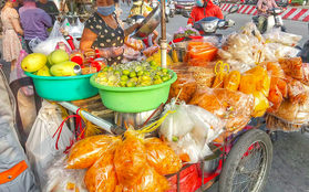 Món bánh tráng phơi sương nổi tiếng tại TP.HCM bỗng trở thành “bánh tráng thị phi”, hàng loạt TikToker tranh cãi là cứng hay mềm, ngon hay không ngon?