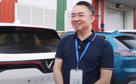 Người đã mua 4 xe VinFast đi nhận VF 8: "Đây là giây phút lịch sử của ngành ô tô Việt Nam"