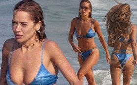 Rita Ora "bỏng rẫy" trên bãi biển với bikini bé xíu