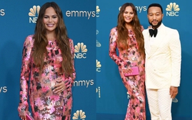 Chrissy Teigen khoe bụng bầu trên thảm đỏ Emmy 2022