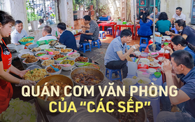 Quán cơm vỉa hè được xem là tụ điểm giờ nghỉ trưa của các sếp và dân văn phòng thu nhập khá trở lên