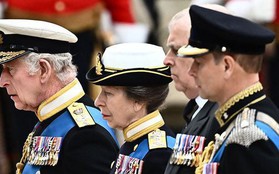 Chùm ảnh: Khoảnh khắc xúc động của Hoàng gia Anh khi tiễn đưa Nữ hoàng Elizabeth II