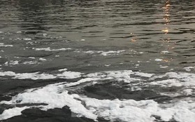 Hà Nội: Bất ngờ kênh dẫn nước Yên Sở bọt trắng như băng đổ ra sông Hồng