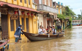 Hội An ngập sâu, du khách thuê ghe ra phố sau bão