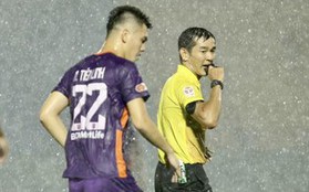 Nóng chuyện trọng tài, từ V-League đến Premier League