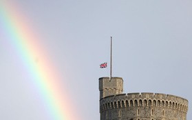 Người Anh rơi nước mắt tưởng nhớ Nữ hoàng Elizabeth II, cầu vồng xuất hiện trên Lâu đài Windsor