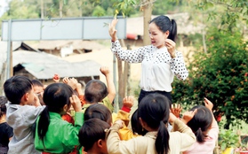 Thầy cô vùng cao ngậm ngùi nhận thưởng Tết bằng cân gạo, con gà