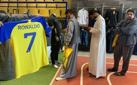 Fan xếp hàng chờ mua áo đấu của Ronaldo