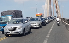 Hàng trăm ô tô nằm dài trên cầu Rạch Miễu sau vụ va chạm giao thông