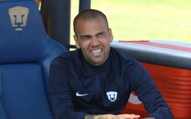 Dani Alves phải đổi trại giam vì ký tặng cho các bạn tù