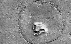 Độc đáo bức ảnh hình mặt gấu trên sao Hỏa