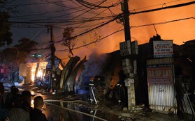 Cháy lớn tại dãy xưởng tạm, lực lượng PCCC & CNCH Hà Nội căng mình dập lửa trong giá lạnh