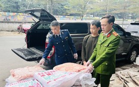 Phát hiện 1 tấn nầm lợn bốc mùi tập kết gần chợ Đồng Xuân
