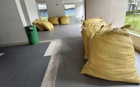 Người đàn ông trả 15 triệu đồng để vận chuyển 1 tấn quần áo về nhà, hành động của shipper khiến ai cũng ức chế