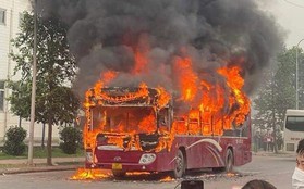 Xe chở công nhân bốc cháy dữ dội trong khu công nghiệp ở Bắc Giang