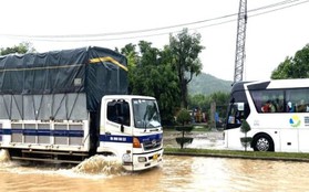 Đà Nẵng: Nhiều tuyến quốc lộ ngập sâu, phong tỏa đường lên Sơn Trà vì sạt lở