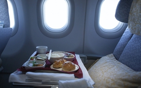 Kỳ lạ máy bay phục vụ đồ ăn từ phổ thông đến thương gia, nhưng tiếp viên vẫn mang cơm vì điều này