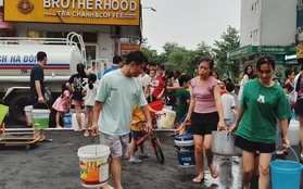 Sau loạt chỉ đạo, cư dân Khu đô thị Thanh Hà vẫn phải xách xô chờ lấy nước sạch