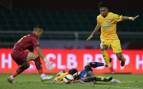 2 cầu thủ phải nhập viện trong trận thắng giúp CLB TP.HCM dẫn đầu V-League