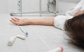 Người đàn ông 51 tuổi bị nhồi máu não tử vong khi đang tắm: 4 thói quen tắm cần thay đổi càng sớm càng tốt