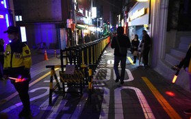 Ảnh mới nhất tại nơi xảy ra thảm họa giẫm đạp Itaewon: Đường phố vắng vẻ, cảnh sát túc trực phòng bất trắc dịp Halloween