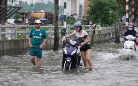 Loạt ảnh người dân TPHCM hì hục dắt xe qua đoạn đường ngập ngày triều cường dâng cao