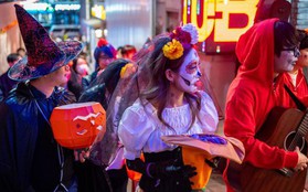 Chùm ảnh: Nhiều người đổ về Itaewon và Hongdae (Hàn Quốc) mừng lễ hội Halloween, công tác bảo vệ an toàn như thế nào?