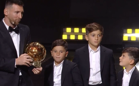 Video: Ba con trai lên sân khấu nhận Quả bóng vàng 2023 cùng Messi, bà xã Antonela mắt long lanh hạnh phúc
