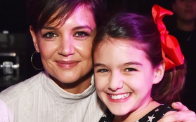 Katie Holmes đã nuôi dạy con gái Suri trở thành một cô bé sống giản dị như thế nào?