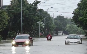 Mưa lớn, đường ngập, một số trường ở TP Vinh cho học sinh nghỉ học